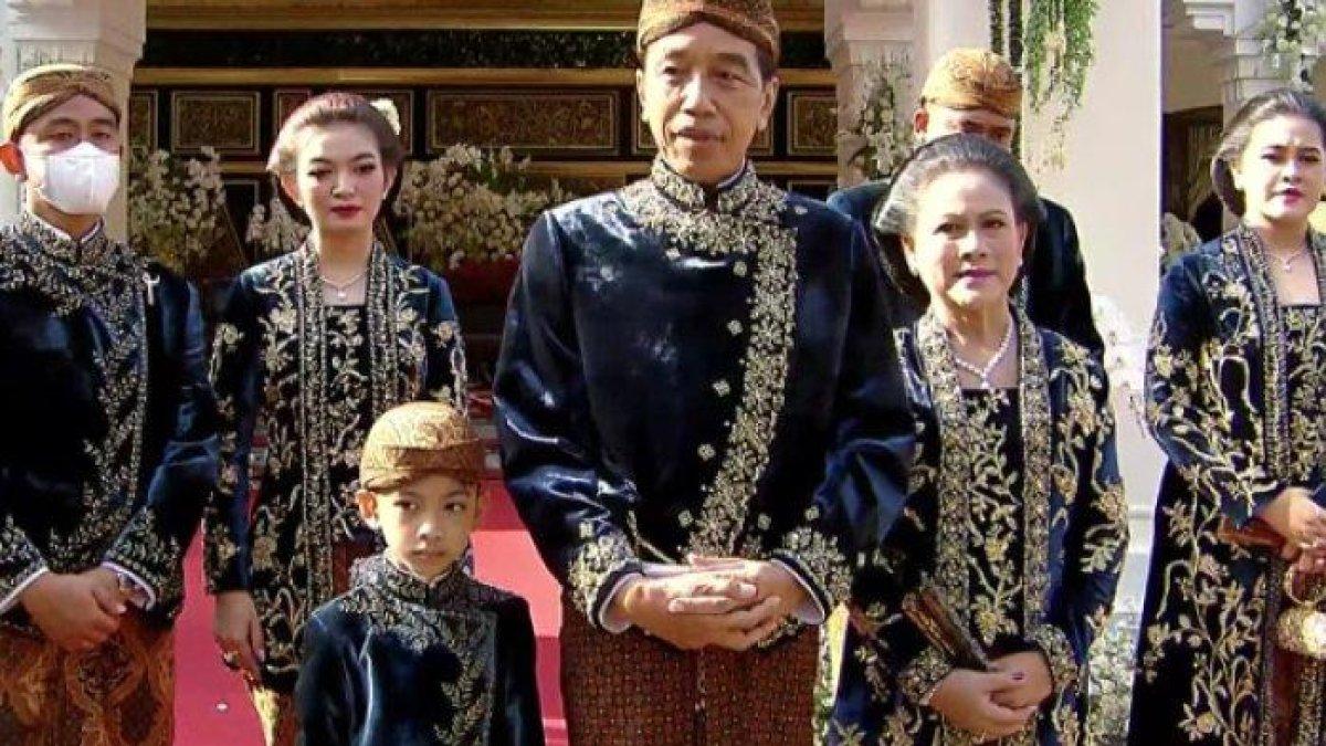 Presiden Jokowi sempatkan sapa warga yang sedang datang di sekitar Loji Gandrung.