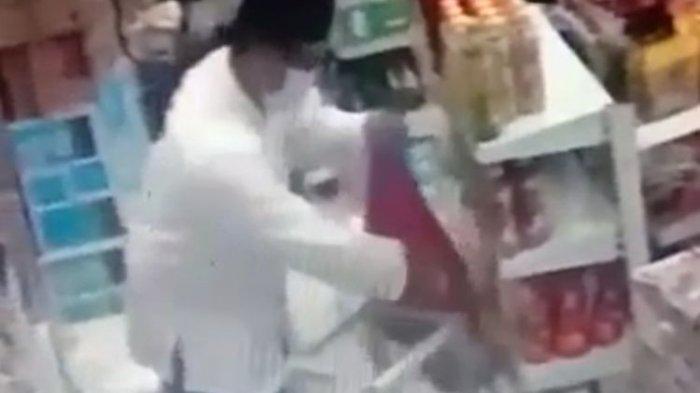 Pria menyamar jadi petugas masjid dan mencuri kotak amal
