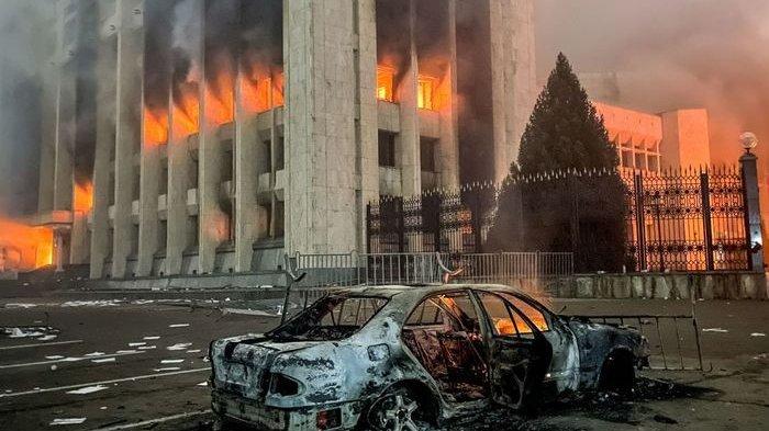 Protes Kazakhstan yang membakar kantor balai kota di kota terbesar Kazakhstan.
