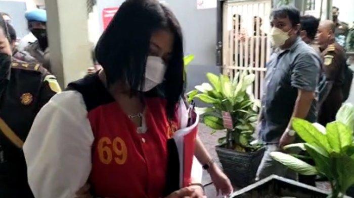 Putri Candrawathi berjalan dari ruang tahanan terdakwa menuju ruang sidang utama Pengadilan Negeri Jakarta Selatan, Senin (17/10/2022). Reaksinya disorot saat kronologi kejadian di rumah Magelang dibacakan.