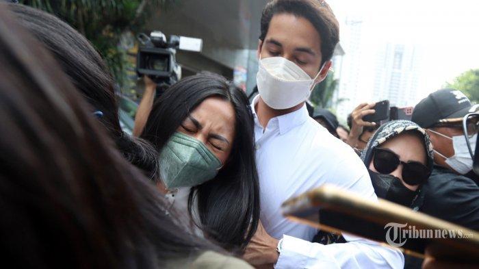 Selebgram Rachel Vennya didampingi kuasa hukumnya saat tiba di Polda Metro Jaya, Jakarta Selatan, Kamis (21/10/2021). Rachel Vennya hadir untuk memenuhi panggilan penyidik atas kasus kabar dirinya kabur dari Wisma Atlet Pademangan setelah tiga hari menjalani karantina Covid-19 bersama kekasihnya.