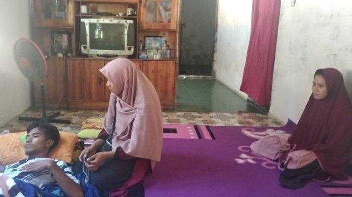 Rahmi saat menemani Muhlis yang terbaring sakit di rumahnya, Selasa (10/5/2022).