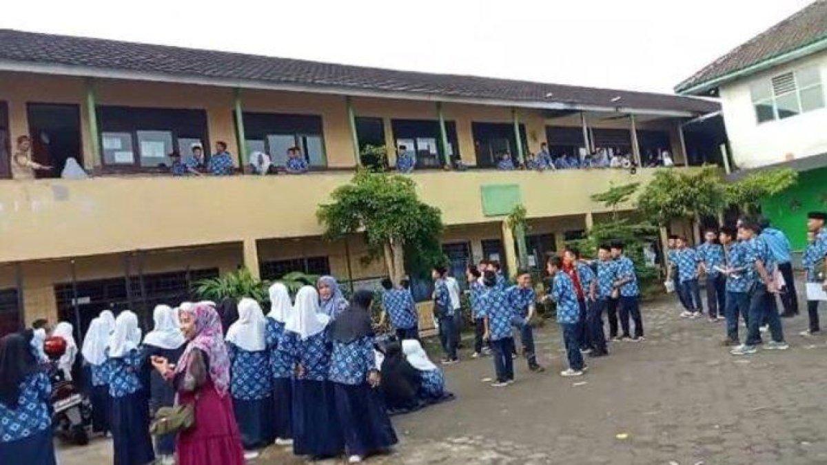 Ratusan siswa di Yayasan Arifaiyah Kebonpedes Kabupaten Sukabumi yang sedang belajar di kelas berhamburan keluar menyelamatkan diri, Kamis (8/12/2022).