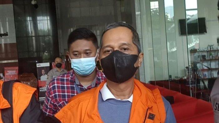 Rektor Universitas Lampung Karomani saat hendak dibawa ke rumah tahanan (Rutan) Komisi Pmberantasan Korupsi (KPK) setelah ditetapkan sebagai tersangka suap terkait seleksi penerimaan mahasiswa baru jalur mandiri, Minggu (21/8/2022).