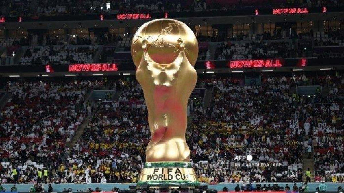 Replika trofi juara Piala Dunia 2022 yang berakhir Minggu (18/12/2022) malam ini dengan Closing Ceremony disusul laga Argentina vs Prancis di Lusail Iconic Stadium, Doha, Qatar.