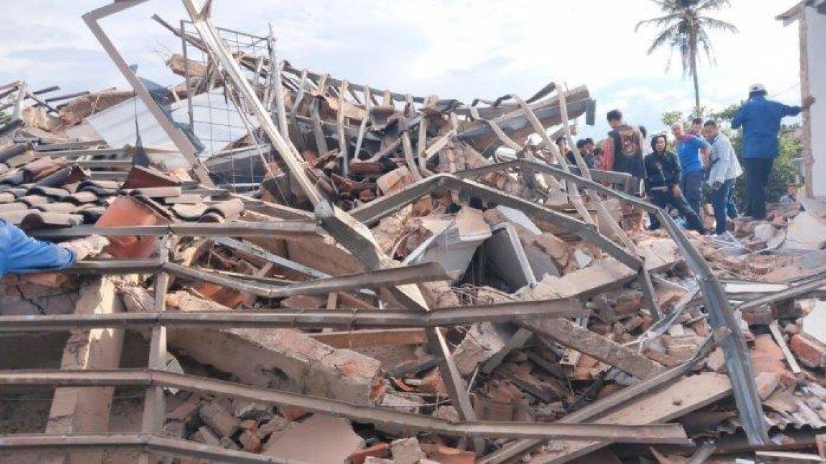 Reruntuhan bangunan sebuah minimarket di Kampung Kadudampit, Desa Rancagoong, Kecamatan Cilaku, Kabupaten Cianjur Senin (21/11/2022). Korban jiwa gempa bumi di Cianjur, Jawa Barat, bertambah dari 46 orang menjadi 56 orang, 40 diantaranya anak-anak.