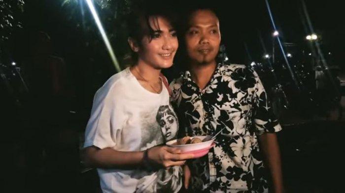 Revi Mariska dikenali penjual kopi dan diajak foto