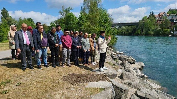 Ridwan Kamil pimpin sholat gaib di depan Sungai Aare bersama staf KBRI Bern