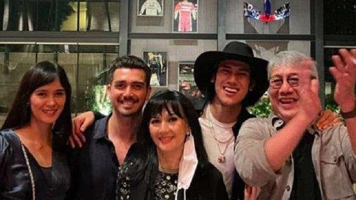Rini S Bono bersama keluarga