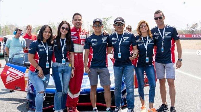 Rio Haryanto berpose bersama teman-temannya