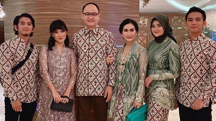 Rizki DA bersama keluarga Iis Dahlia