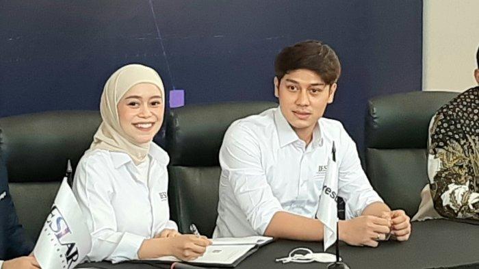 Rizky Billar dan Lesti Kejora tidak dapat berkomentar perihal uang yang diberikan dari Doni Salmanan untuk mereka.