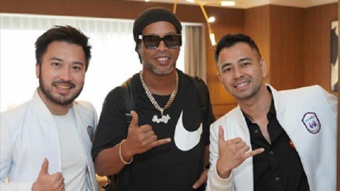 Ronaldinho tiba di Indonesia, Raffi Ahmad & Rudi Salim langsung menyambutnya. Ronaldinho bakal bermain untuk Rans Nusantara FC.