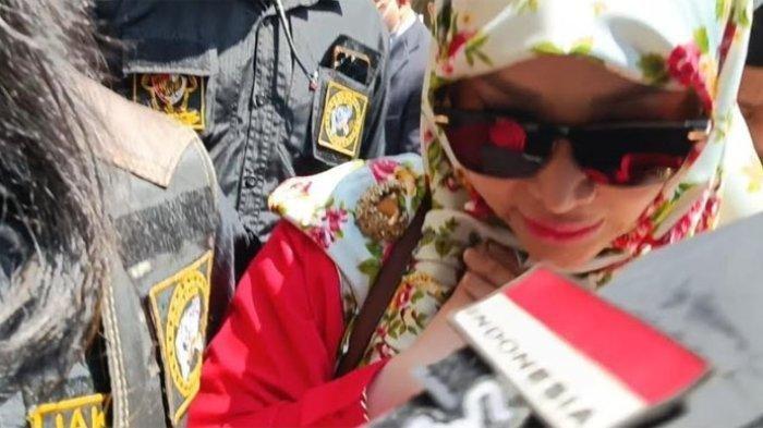 Roro Fitria saat hadir di sidang cerai perdana di Pengadilan Agama Jakarta Selatan, Selasa (27/9/2022), dikawal lima orang berbaju hitam.