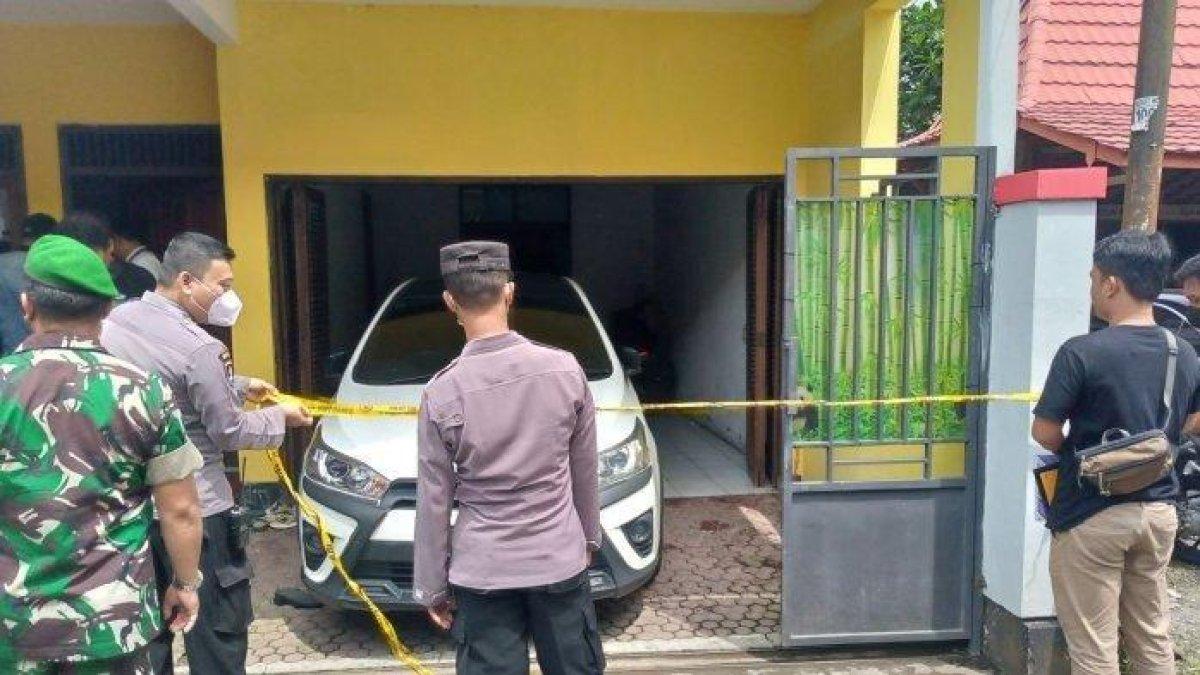 Rumah satu keluarga tewas ketika dipasangi garis polisi saat olah TKP di Dusun Prajenan, Desa Mertoyudan, Kabupaten Magelang, Senin (28/11/2022)