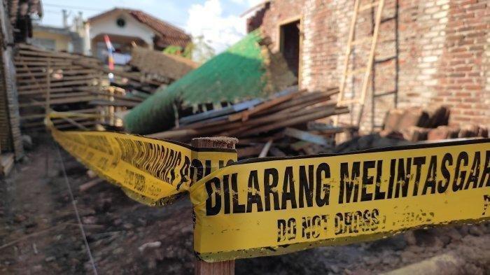 Puing-puing rumah milik Undang (42) warga Kampung Haurseah, Desa Cipicung, Kecamatan Banyuresmi, Kabupaten Garut, Jawa Barat. Rumahnya rata dengan tanah setelah tidak sanggup membayar hutang.