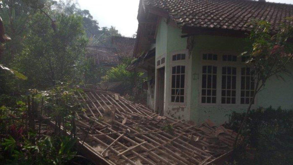 Rumah warga roboh akibat gempa Sukabumi, Kamis (8/12/2022)