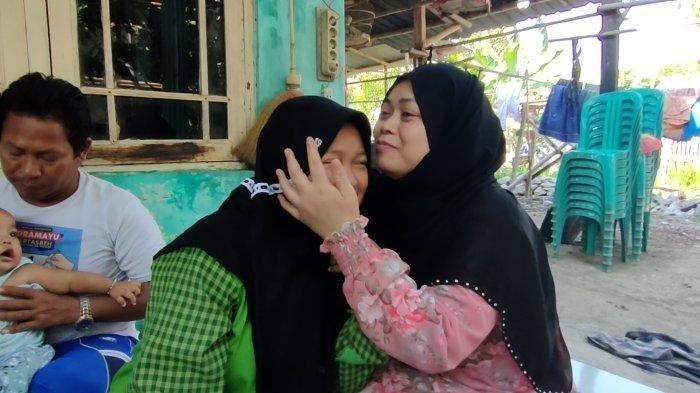 Rusmini Wati saat berkumpul dengan keluarganya di Desa Cangko, Kecamatan Tukdana, Kabupaten Indramayu, Selasa (6/9/2022). Ia sebelumnya terancam hukuman mati karena dituduh mengguna-guna majikannya di Arab Saudi.