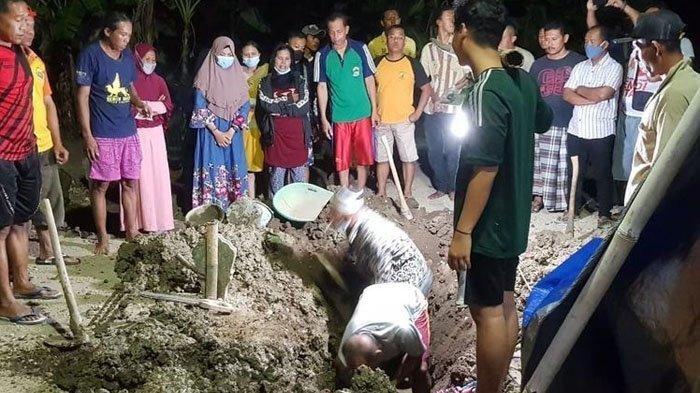 Saat makam bocah tersebut dibongkar oleh keluarga dan pihak kepolisian.