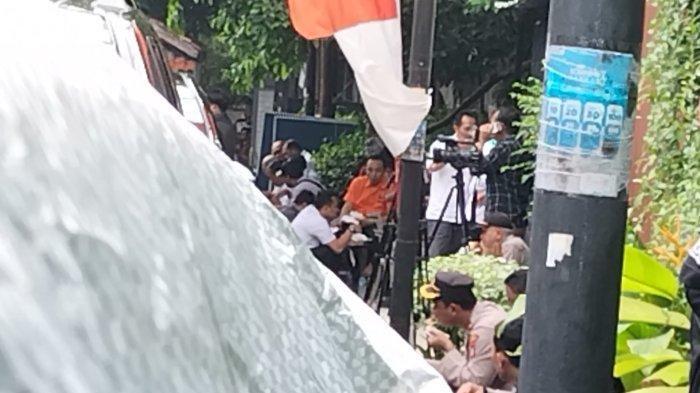 Salah satu tersangka pembunuhan Brigadir J, Bripka Ricky Rizal, di sela-sela rekonstruksi yang digelar di rumah pribadi Ferdy Sambo di Jalan Saguling III, Kompleks Pertambangan, Duren Tiga, Pancoran, Jakarta Selatan, Selasa (30/8/2022).