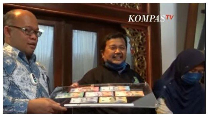 Samin, penjaga sekolah SDN Lojiwetan Solo, Jawa Tengah (tengah) mendapatkan uang ganti dari Bank Indonesia Perwakilan Solo senilai Rp 20,2 juta, Kamis (15/9/2022).