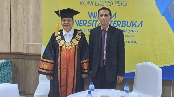 Samuel Hutabarat ayah Brigadir Yosua foto bersama Dekan Fisip UT Jakarta Dr Sofjan Arifin, menjelang wisuda, Selasa (23/7/2022)