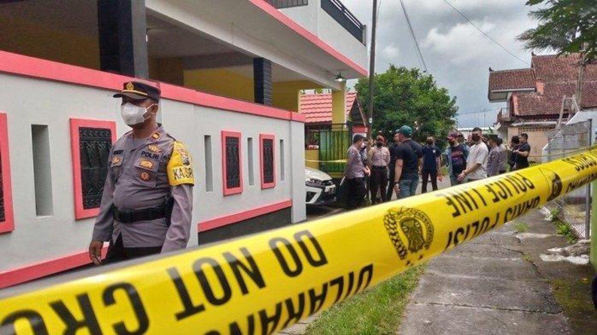 Pihak kepolisian saat melakukan olah TKP di rumah korban, di Jalan Sudiro, No.2, Gang Durian, RT10/RW1, Dusun Prajenan, Desa Mertoyudan, Kabupaten Magelang, Senin (28/11/2022)