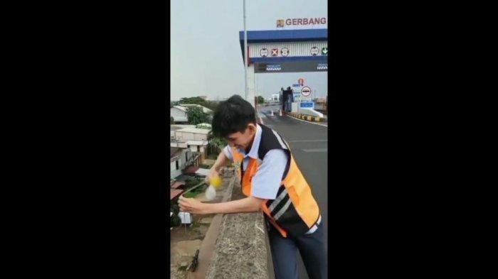 Sebuah video petugas Gerbang Tol Pisangan, Kecamatan Jatinegara, Jakarta Timur membeli takjil dengan cara memancing dari atas Tol Wiyoto Wiyono, Jakarta Timur, viral di media sosial.