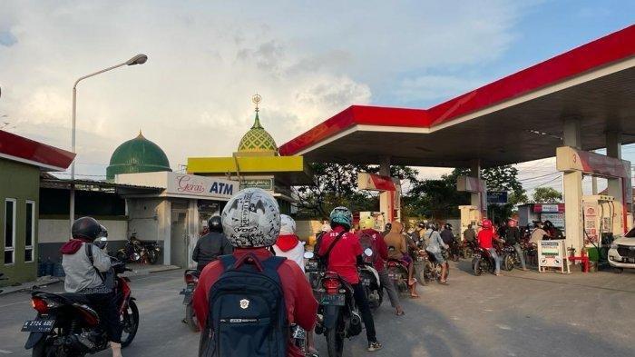 Sejumlah pengendara sepeda motor mengantre bahan bakar minyak jenis pertalite di salah satu SPBU Semarang.