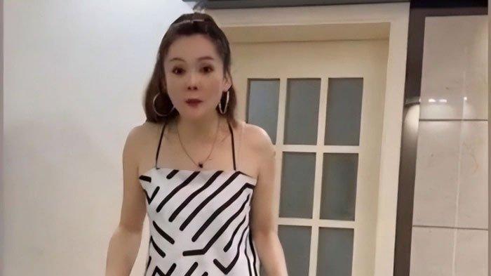 Seorang mertua marah saat ditegur menantunya karna bajunya terlalu seksi