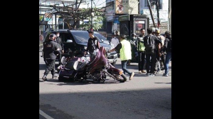 Seorang pengendara moge terjatuh saat belok di Jalan Setiabudi, Kota Bandung, Minggu 13 Maret 2022. Dia malah menyalahkan pengendara lain sebagai penyebab terjatuh dan kemudian menganiaya.