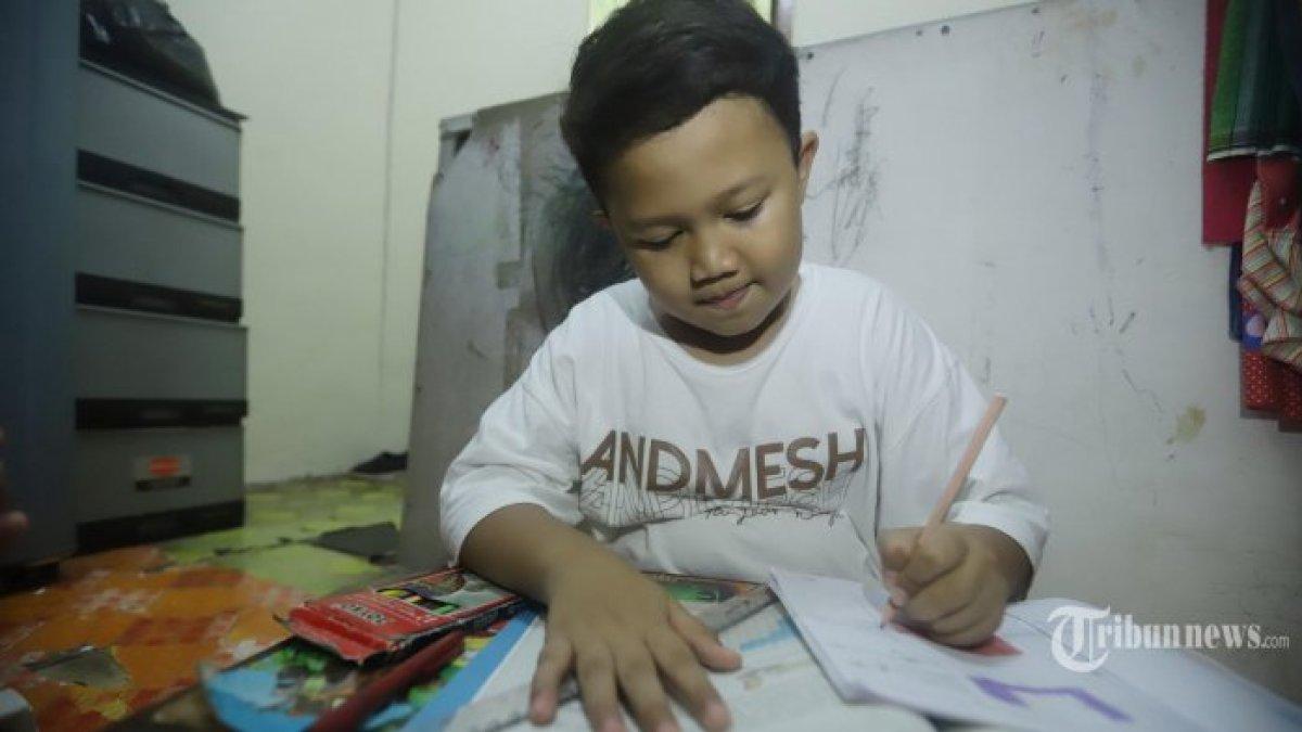 Siswa belajar dari rumah didampingi orangtua, Selasa (31/3/2020). Pemprov DKI Jakarta memperpanjang masa belajar di rumah selama wabah Covid-19 hingga 19 April 2020 mendatang. Mulanya masa kegiatan belajar di rumah bagi siswa-siswi diberlakukan selama dua pekan, terhitung sejak 16 Maret sampai 29 Maret 2020.