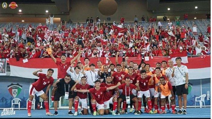 Skuat Timnas Indonesia berfoto bersama suporter seusai meraih kemenangan atas Kuwait di laga perdana Kualifikasi Piala Asia 2023, Rabu (8/6/2022).