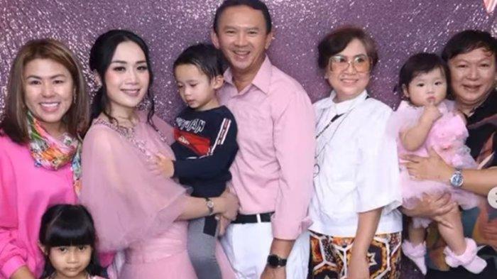 Sosok Puput Nastiti Devi istri dari Basuki Tjahaja Purnama alias Ahok mencuri perhatian terkait kecantikannya.