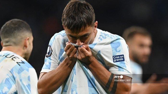 Striker Argentina Paulo Dybala setelah mencetak gol di laga antara Italia dan Argentina di Stadion Wembley pada 1 Juni 2022. Cedera yang dialami Paulo Dybala membuat dirinya diragukan tampil membela Timnas Argentina di Piala Dunia 2022 Qatar.