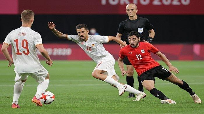 OLIMPIADE - Striker Spanyol Dani Olmo (kiri) membagi bola ke Dani Ceballos (tengah), pada pertandingan sepak bola putaran pertama grup C. Olimpiade Tokyo 2020 antara Mesir vs Spanyol, di Sapporo Dome, Sapporo, Jepang 22 Juli 2021.