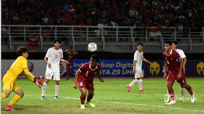 Striker Timnas U-20 Indonesia, Hokky Caraka (tengah) melakukan serangan di depan gawang Timnas U-20 Vietnam dalam laga Grup F Kualifikasi Piala Asia U-20 2023 antara Indonesia melawan Vietnam di Stadion Gelora Bung Tomo (GBT), Kota Surabaya, Jawa Timur, Minggu (18/9/2022) malam.