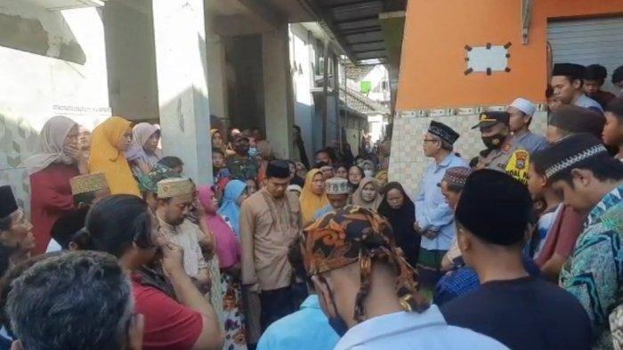 Suasana pemakaman putra kedua KH Arrazy Hasyim di Komplek Makam Wareng Kecamatan Palang pada Rabu 22 Juni 2022