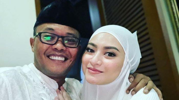 Sule dan Nathalie Holscher. Perjalanan rumah tangga Nathalie Holscher dan Sule sempat mengalami pasang surut. Bahkan nyaris bercerai pada April 2021.