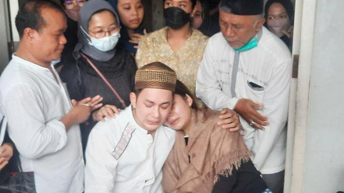 Susana Rumah Duka ibunda Kiki Farrel di kawasan Ciredeu, Ciputat, Tangerang Selatan, Kamis (12/5/2022). Terlihat Kiki Farrel dan adiknya menangis di hadapan jenazah Mama Dahlia.