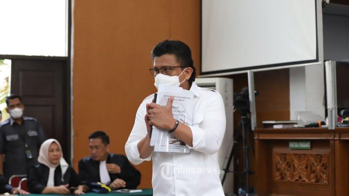 Terdakwa Ferdy Sambo memasuki ruang disidang sebelum menjalani sidang lanjutan di PN Jakarta Selatan, Jakarta, Selasa (24/1/2023). Ferdy Sambo membacakan nota pembelaan atau pleidoi dengan judul Setitik Harapan dalam Ruang Sesak Pengadilan.