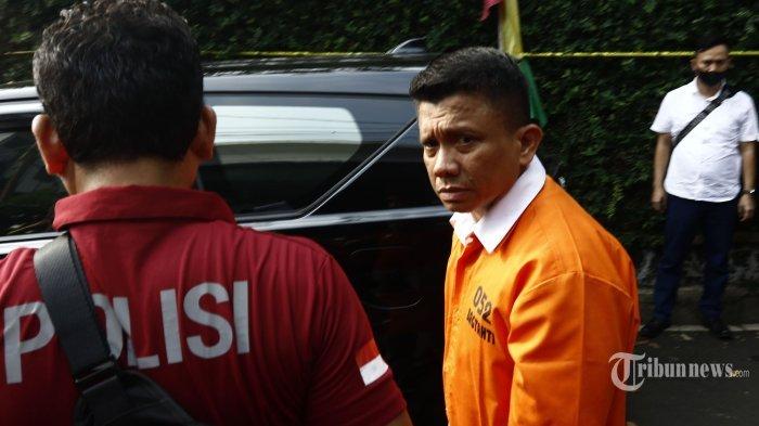 Tersangka kasus pembunuhan Brigadir Nofriansyah Yosua Hutabarat atau Brigadir J, Irjen Ferdy Sambo atau Irjen FS menjalani adegan rekonstruksi pembunuhan Brigadir J di rumah dinas mantan Kadiv Propam Polri, Irjen Pol Ferdy Sambo di kawasan Duren Tiga, Jakarta Selatan, Selasa (30/8/2022).