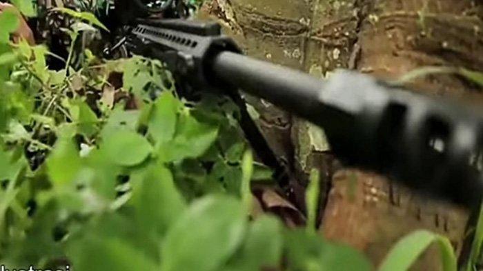 tertangkap kamera, prajurit TNI sedang siaga menghadapi KKB di Papua.