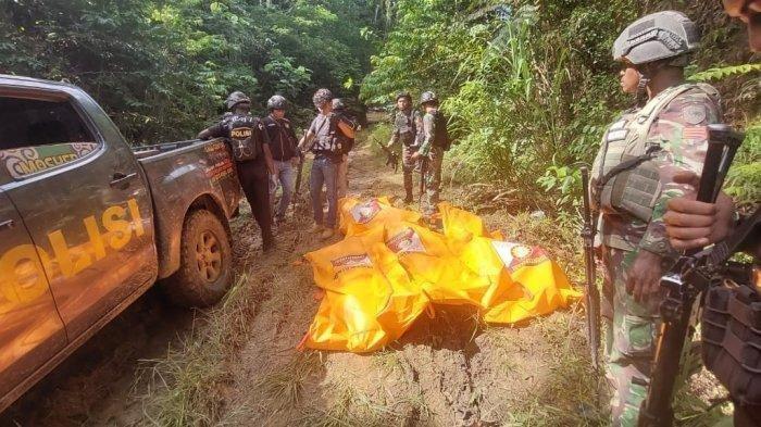 Tim gabungan TNI-Polri melakukan evakuasi jenazah korban TPNPB Kodap IV Wilayah Sorong Raya, Jumat (30/9/2022). Reva (28), hingga hari ketiga pasca insiden penyerangan yang dilakukan TPNPB di Distrik Moskona Utara, Kabupaten Teluk Bintuni belum juga ditemukan.
