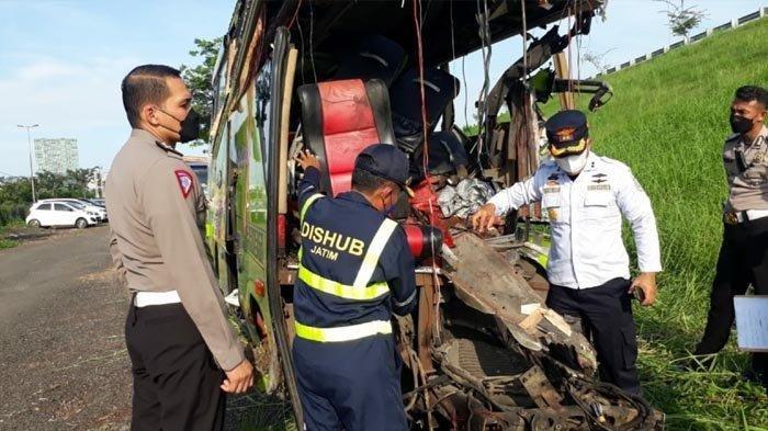 Tim KNKT dan Dishub Provinsi Jatim mengecek kelayakan kendaraan bus yang terlibat kecelakaan maut di Tol Sumo, Selasa (17/5/2022).