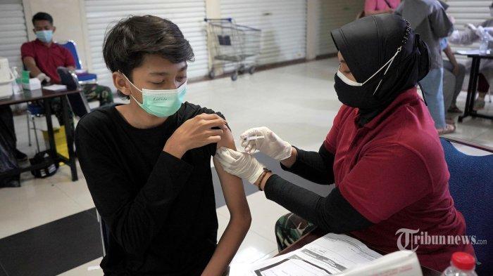 Tenaga kesehatan dari TNI Angkatan Udara (AU) dan Dinas Kesehatan Kota Bekasi melakukan vaksinasi Covid-19 di Mal Pondok Gede, Bekasi, Jawa Barat, Selasa (27/7/2021).