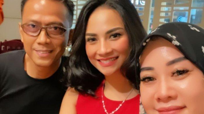 Vanessa Angel bersama kedua orangtuanya.