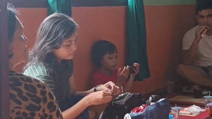 Vera Simanjuntak dan keluarga di rumah keluarga Brigadir Yosua di komplek SD 74