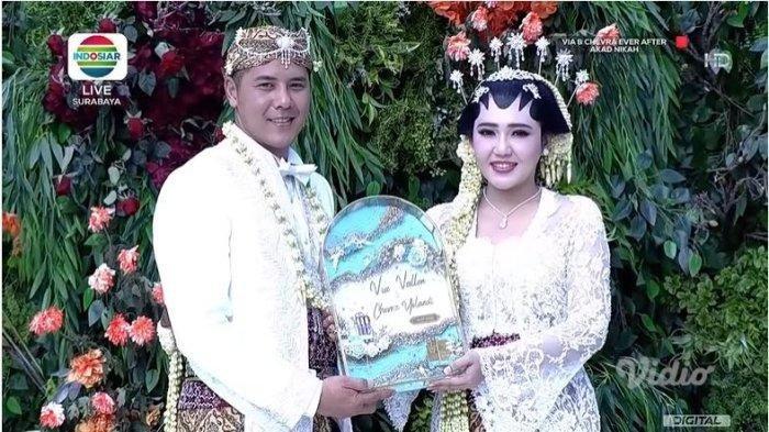 Via Vallen dan Chevra Yolandi saat momen penyerahan mahar pernikahan.