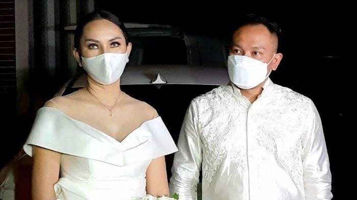 Vicky Prasetyo dan Kalina Ocktaranny ditemui usai acara lamaran di Perumahan Kemang Pratama Regensi, Bekasi, Jawa Barat, Minggu (24/1/2021) sore.